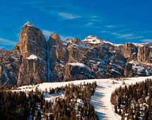 Winterlandschaft in Südtirol mit Skipiste