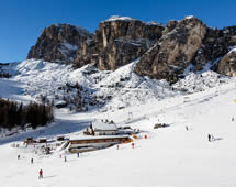 verschneite Skipiste in Südtirol