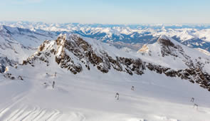 Skipiste im verschneiten Salzburger Land