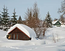 Schutzhütte in Winterlandschaft im Riesengebirge